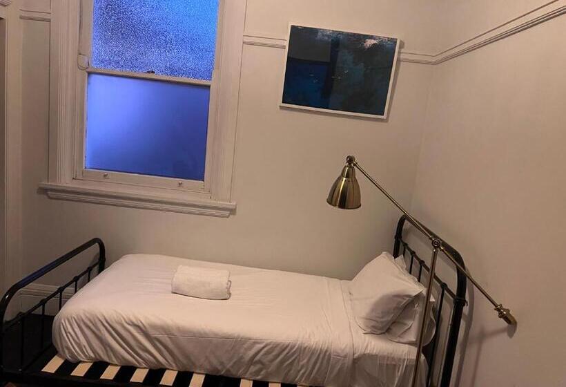 غرفة قياسية فردية, Charing Cross