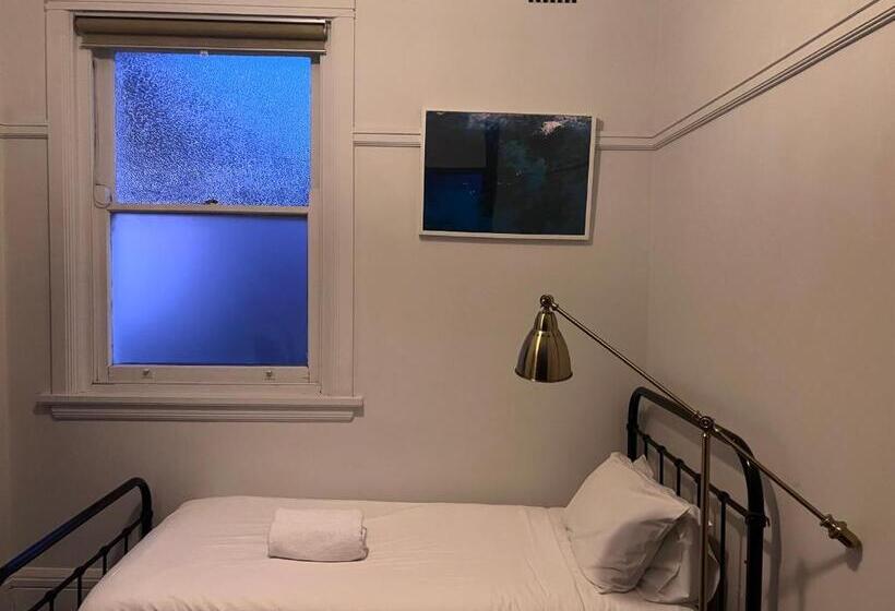 غرفة قياسية فردية, Charing Cross