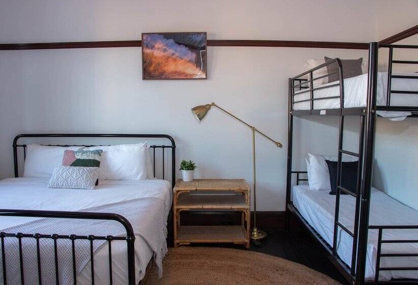 غرفة عائلية, Charing Cross