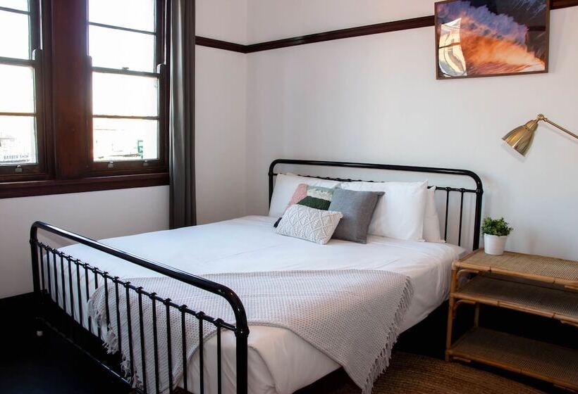 غرفة عائلية, Charing Cross