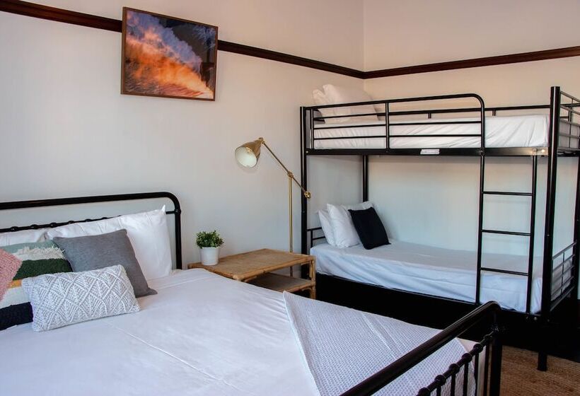 غرفة عائلية, Charing Cross