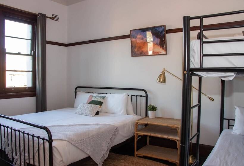 غرفة عائلية, Charing Cross