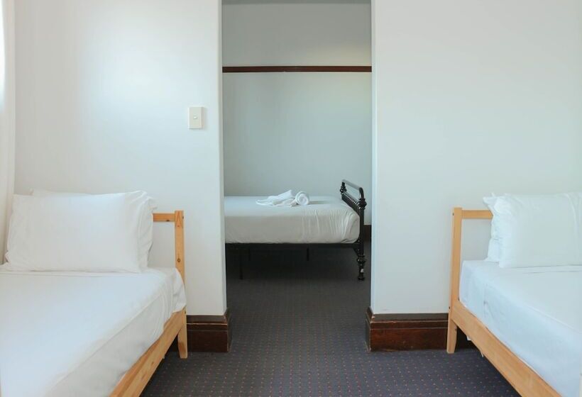 غرفة عائلية, Charing Cross