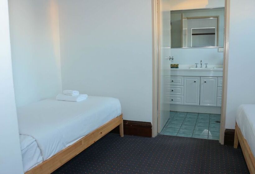 غرفة عائلية, Charing Cross