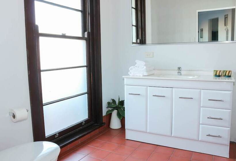 غرفة عائلية, Charing Cross