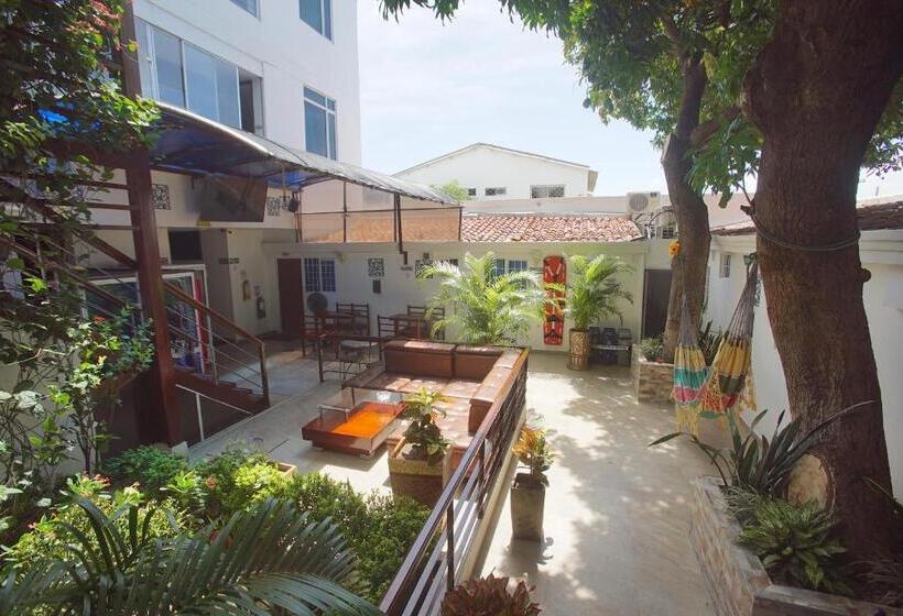 חדר סטודיו סטנדרד, Ucla Center