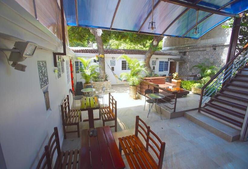 חדר אקונומי, Ucla Center