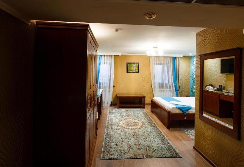 سوییت جونیور, Salut Hotel Almaty
