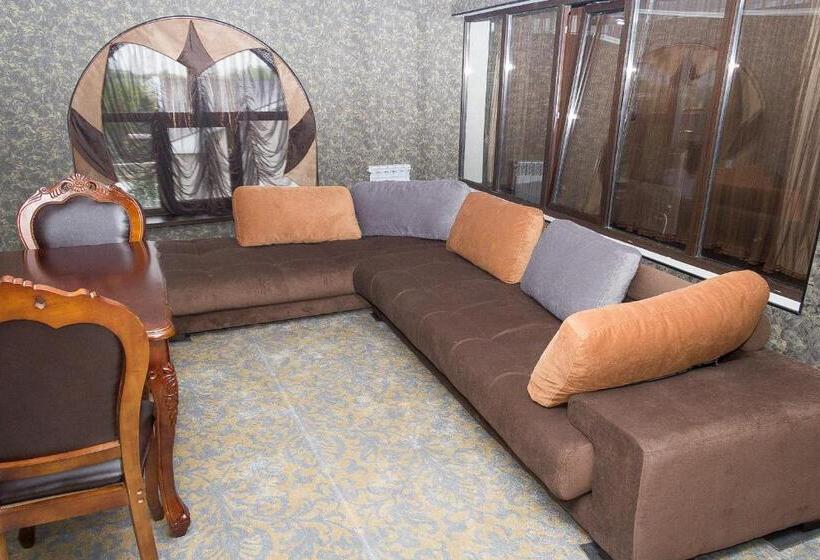 استودیوی لوکس, Salut Hotel Almaty
