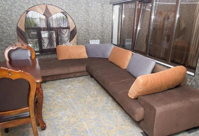 استودیوی لوکس, Salut Hotel Almaty
