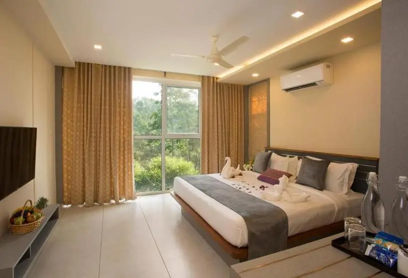 キングサイズベッドのスタンダードルーム, Amrezy Resort And Spa By Stride, Wayanad