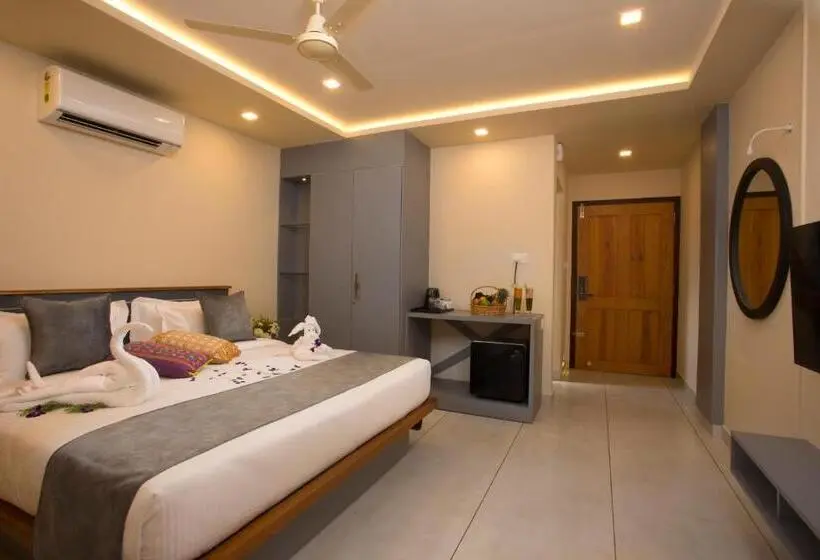 キングサイズベッドのスタンダードルーム, Amrezy Resort And Spa By Stride, Wayanad