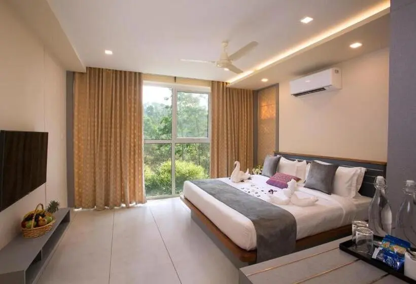 キングサイズベッドのスタンダードルーム, Amrezy Resort And Spa By Stride, Wayanad