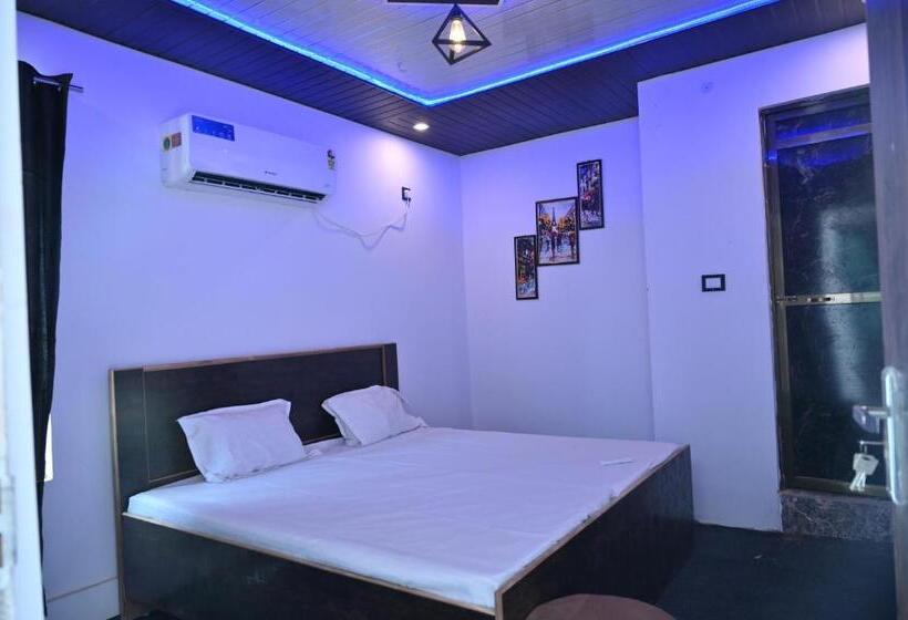 اتاق لوکس با بالکن, Privyrooms Gorakhpur