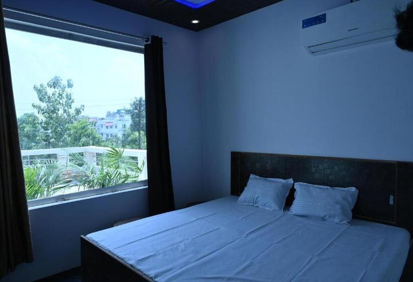 اتاق لوکس با بالکن, Privyrooms Gorakhpur