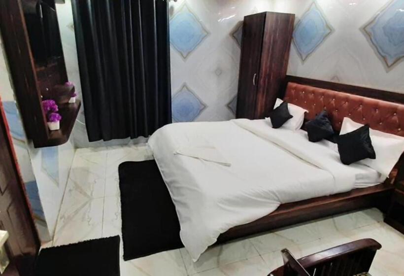 اتاق لوکس, Krishna Palace Charbagh Lucknow   Fully Air Conditioned   Near Lucknow Charbagh Railway Station   Go