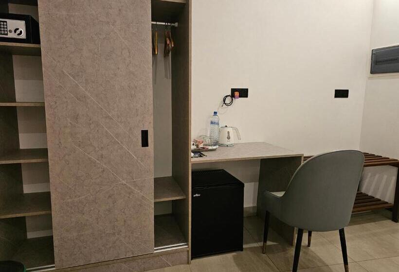 اتاق لوکس با بالکن, Shams Thoddoo