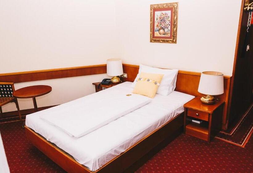 חדר סטנדרט יחיד, Paul S