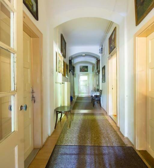 חדר משפחתי, Bendegúz Villa