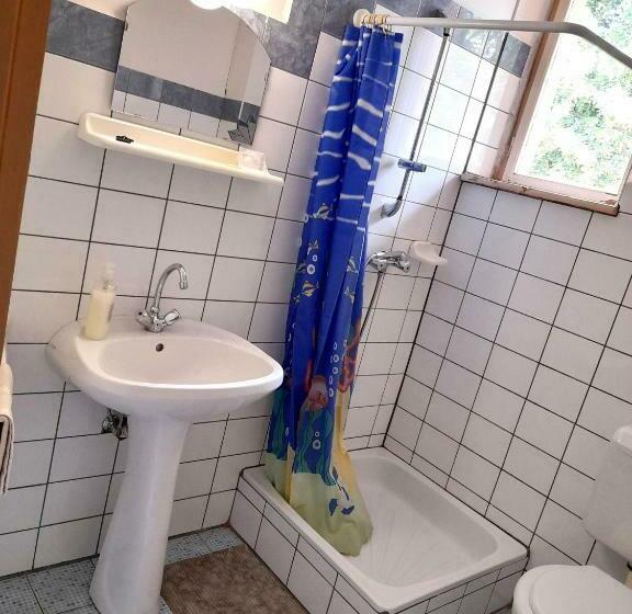 חדר סטנדרט לשלושה, Bendegúz Villa