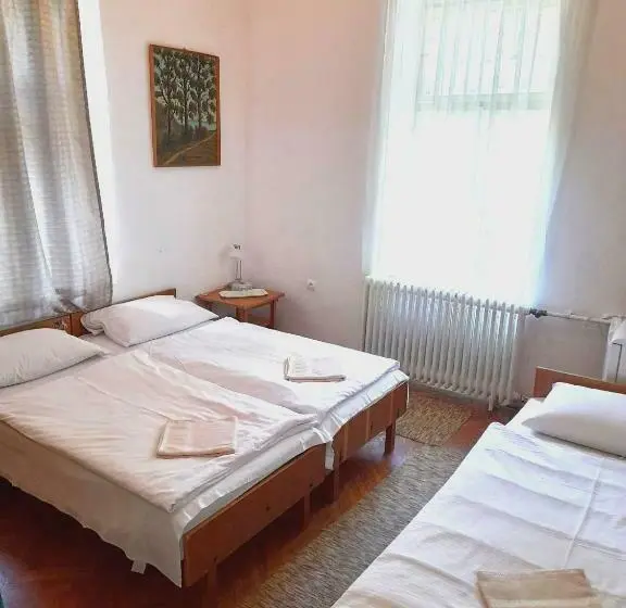 اتاق استاندارد سه نفره, Bendegúz Villa