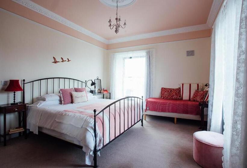 חדר דלוקס, Tom Blake House