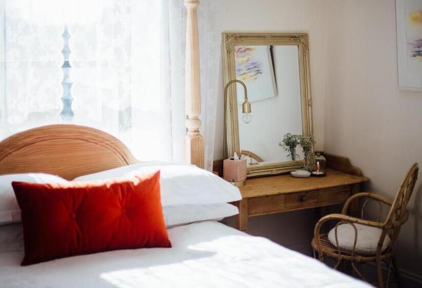 חדר משפחתי דלוקס, Tom Blake House