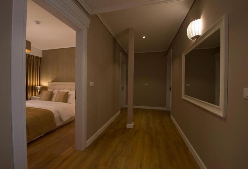 חדר דלוקס, De Charme