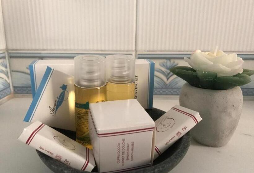 חדר דלוקס, De Charme