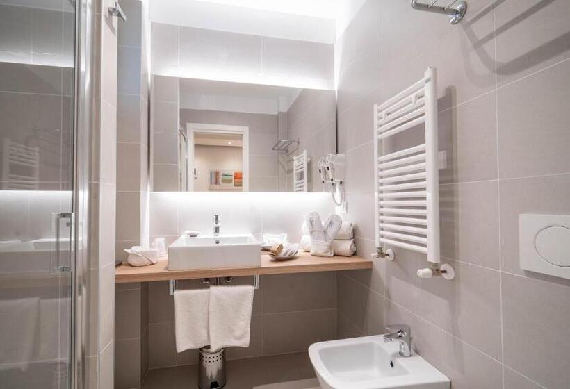 高级大房间, Reggiana