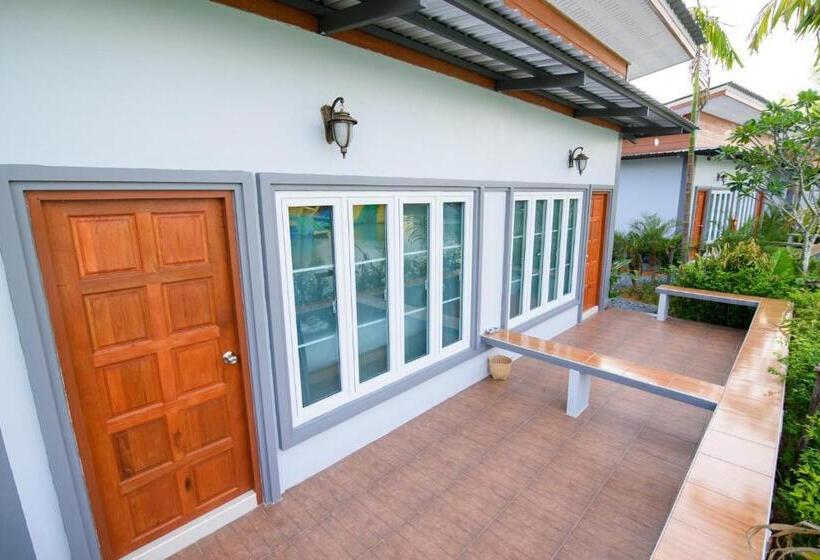 Трехместный Номер Стандарт с Балконом, Lamphurai Riverside Resort And Spa