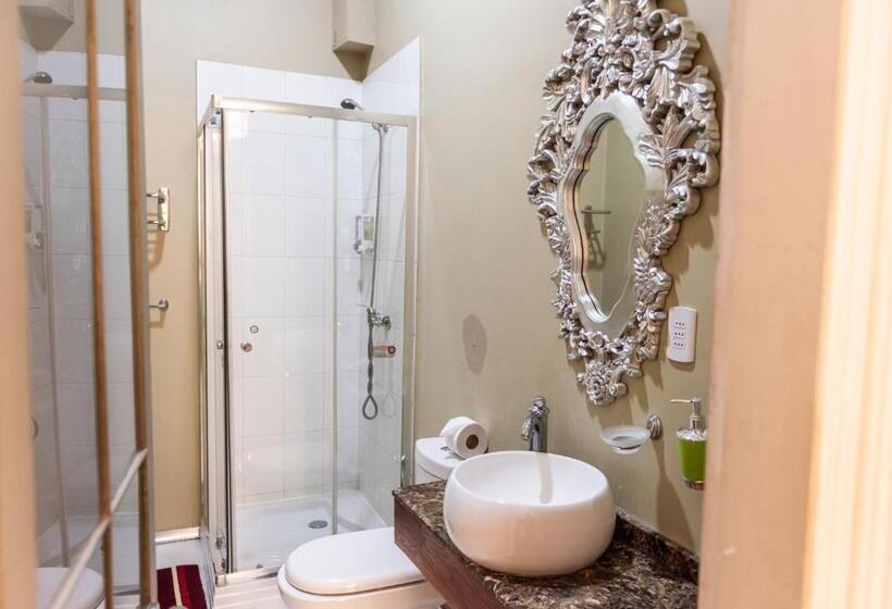 غرفة عائلية, Casa Zañartu