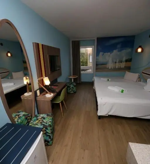 Perhehuone, Delphin Surf