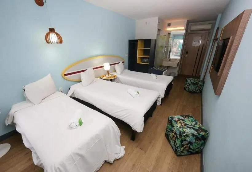 Standard Kolmen Hengen Huone, Delphin Surf