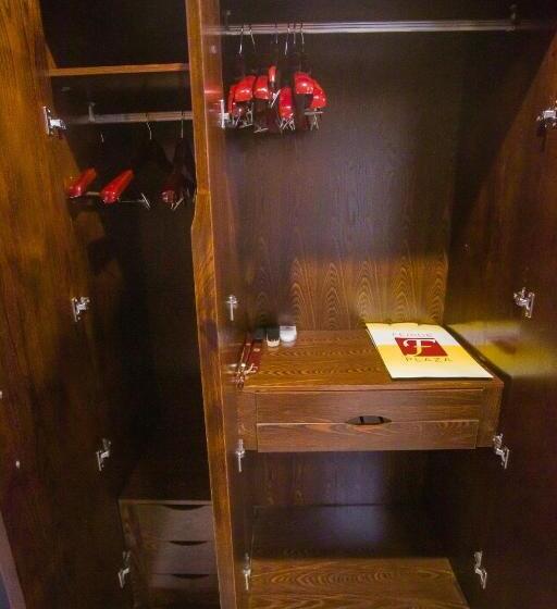 اتاق لوکس, Feride