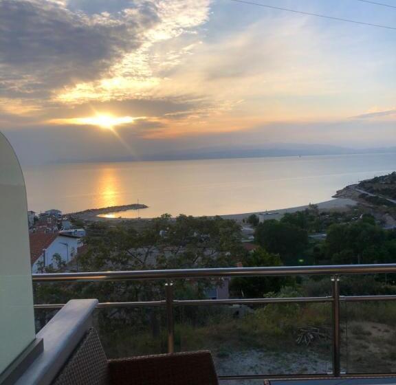 סטודיו דלוקס, Aphrodite Of Thassos