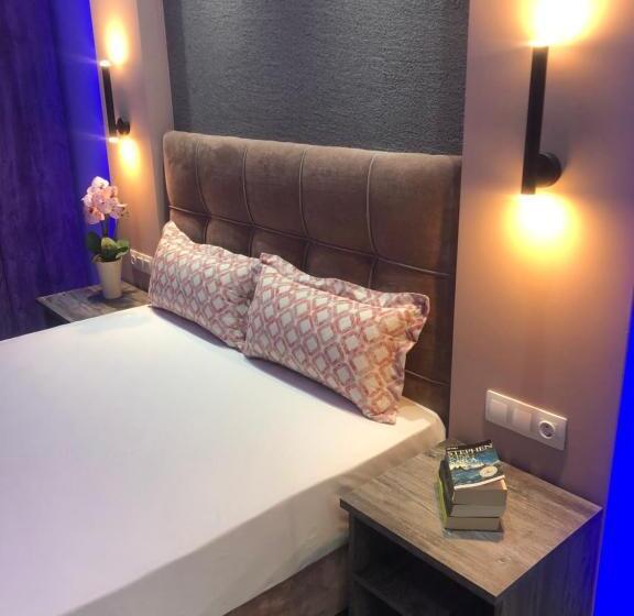 סטודיו דלוקס, Aphrodite Of Thassos