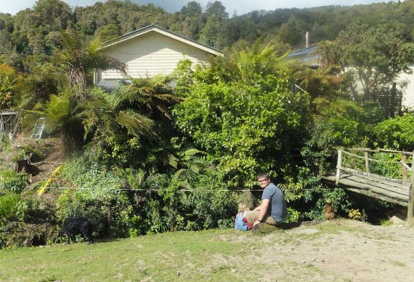 סטודיו משפחתי, Little Paradise & Petting Farm