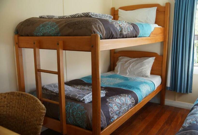 סטודיו משפחתי, Little Paradise & Petting Farm