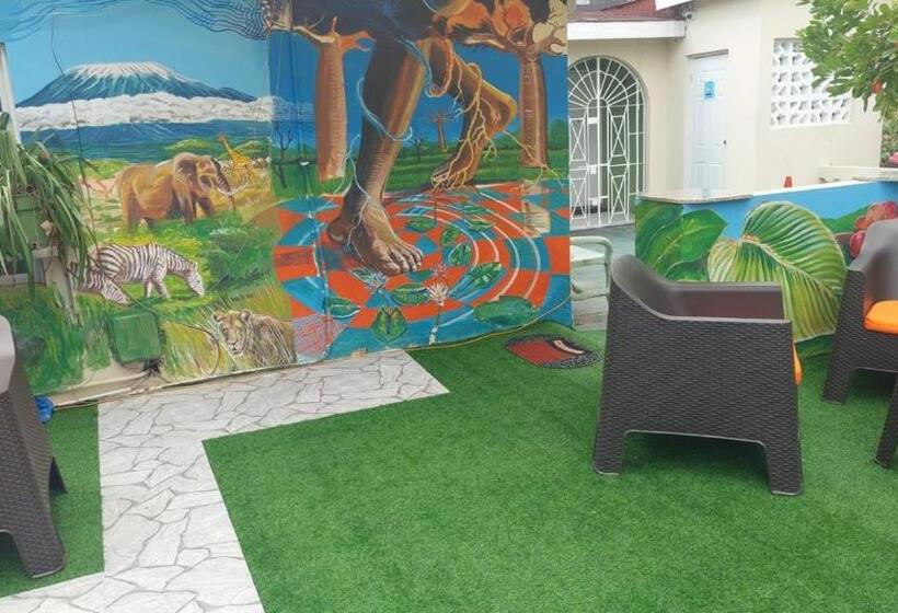 اتاق خانوادگی, Dancehall Hostel