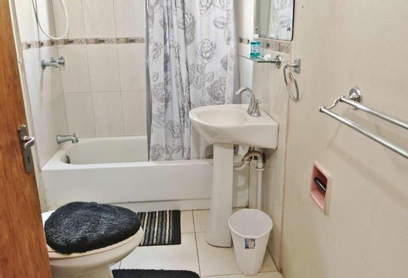 اتاق خانوادگی, Dancehall Hostel