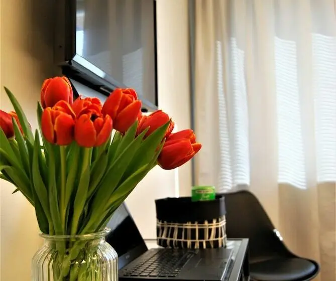Standard-huone Jaettu Kylpyhuone, The Rooms Airport   20rooms