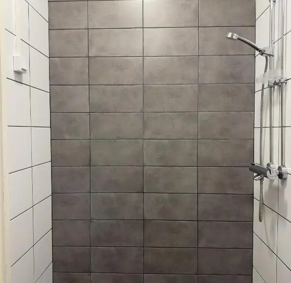 Standard Kolmen Hengen Huone Jaettu kylpyhuone, The Rooms Airport   20rooms