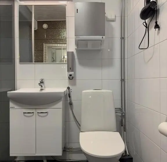 Standard Kolmen Hengen Huone Jaettu kylpyhuone, The Rooms Airport   20rooms