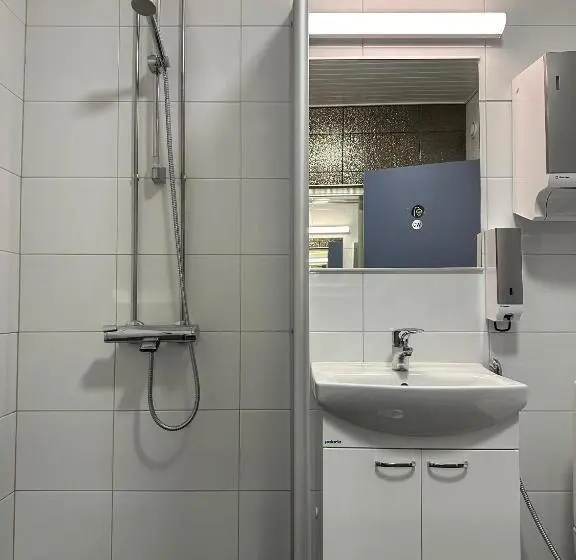 Standard Kolmen Hengen Huone Jaettu kylpyhuone, The Rooms Airport   20rooms