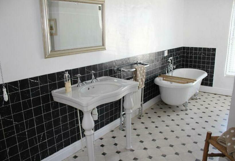 غرفة قياسية سرير كينج, The Olde House