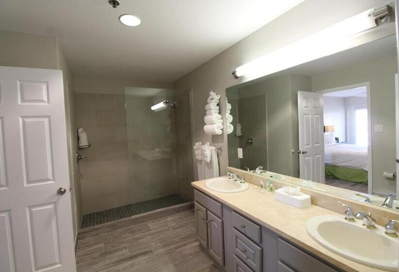 سوئیت با تخت بزرگ, The Grand Caymanian Resort