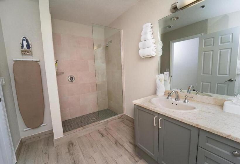 سوئیت با تخت بزرگ, The Grand Caymanian Resort