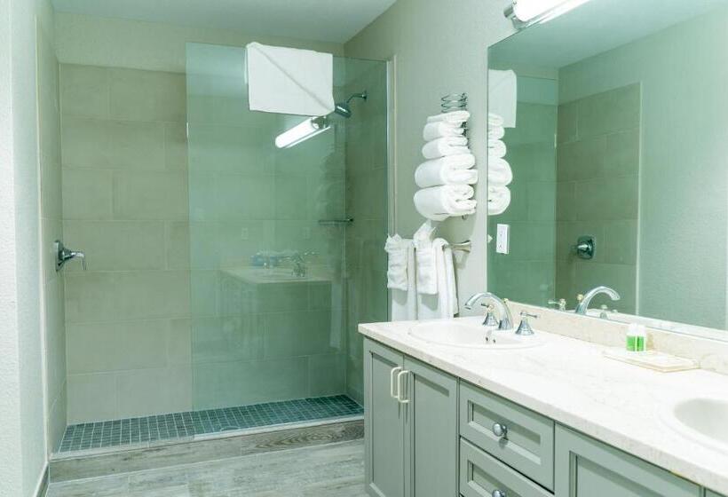 سوئیت با تخت بزرگ, The Grand Caymanian Resort