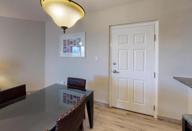 سوئیت با تخت بزرگ, The Grand Caymanian Resort